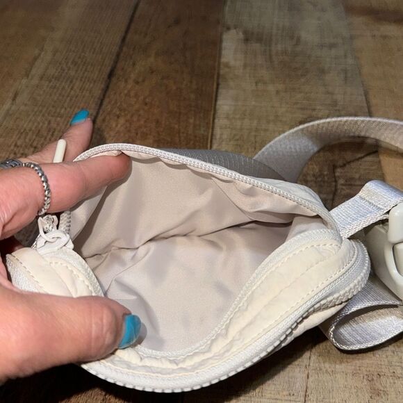 Lululemon Everywhere Belt Bag 1L
White Opal - Picture 14 of 16